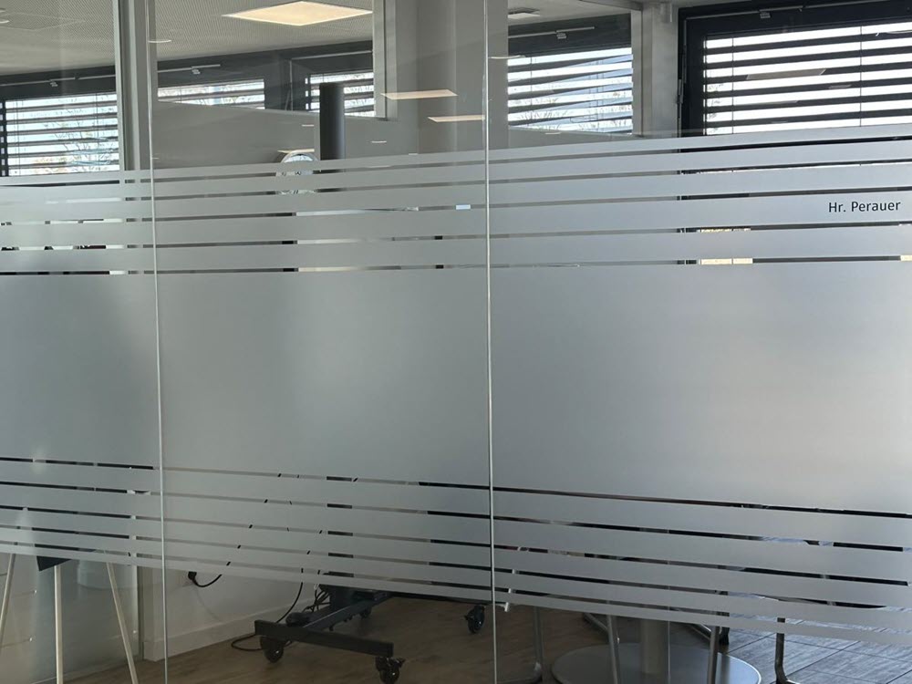 Gebäudefolierung Milchglasfolien Schaufenster Büro Auslagen Trennwände Schütz Schilder Alkoven