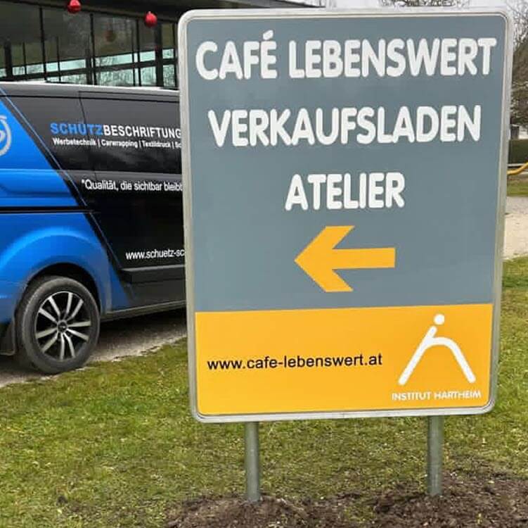 Schilder Wegweiser Verkehrszeichen am Parkplatz von Schütz Beschriftungen Alkoven