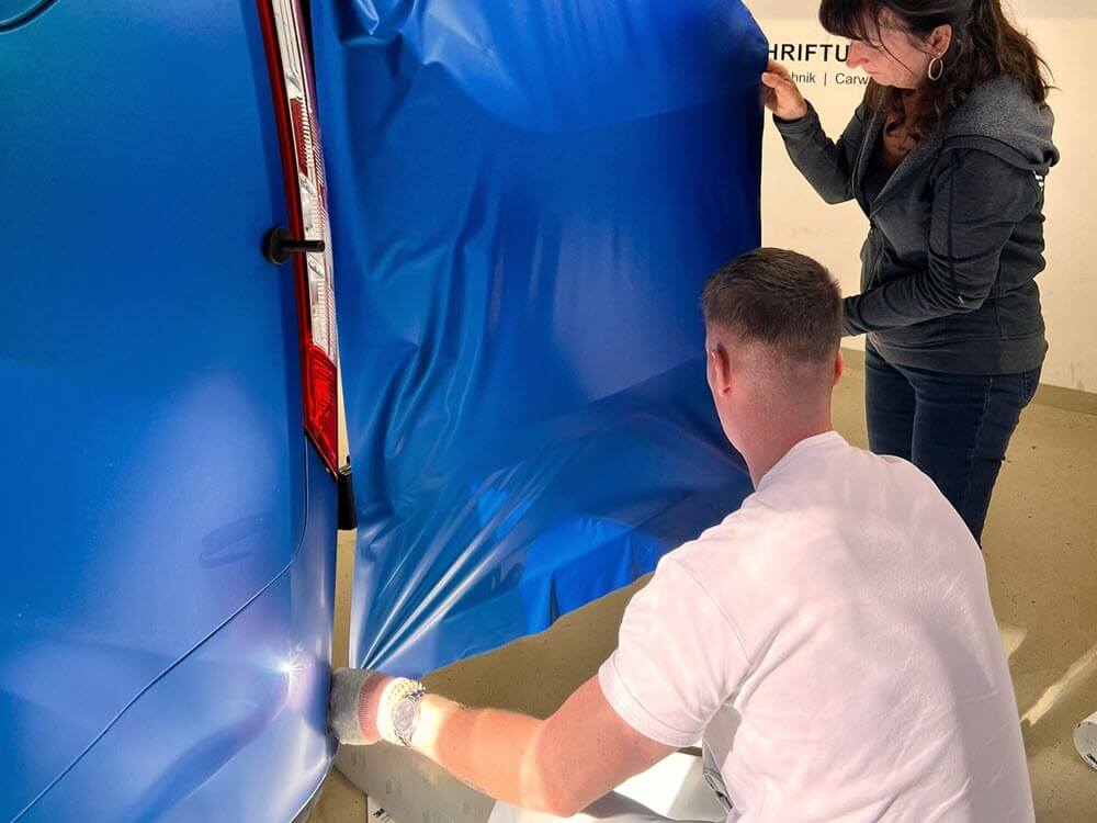 KFZ Vollfolierung Auto wird komplett foliert von Schütz Schilder Beschriftungen in Alkoven KFZ Vollfolierung Auto wird komplett foliert von Schütz Schilder Beschriftungen in Alkoven