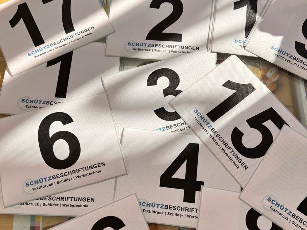 Werbetechnik individuelle Werbeartikel wie Startnummern, Kugelschreiber, Feuerzeuge, Blöcke bei Schütz Schilder Beschriftungen Alkoven